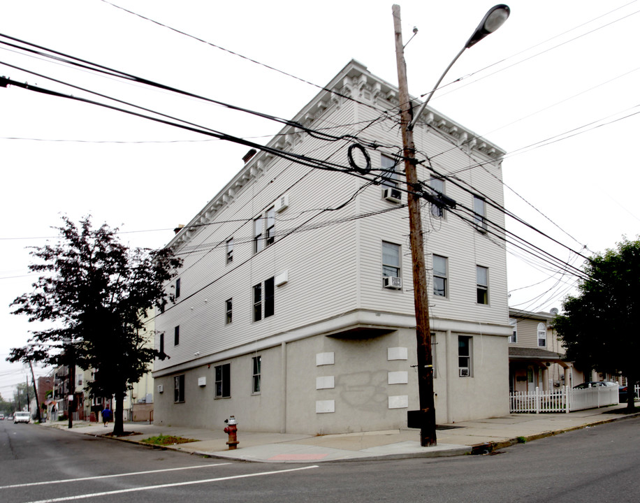 300 1st St in Elizabeth, NJ - Building Photo