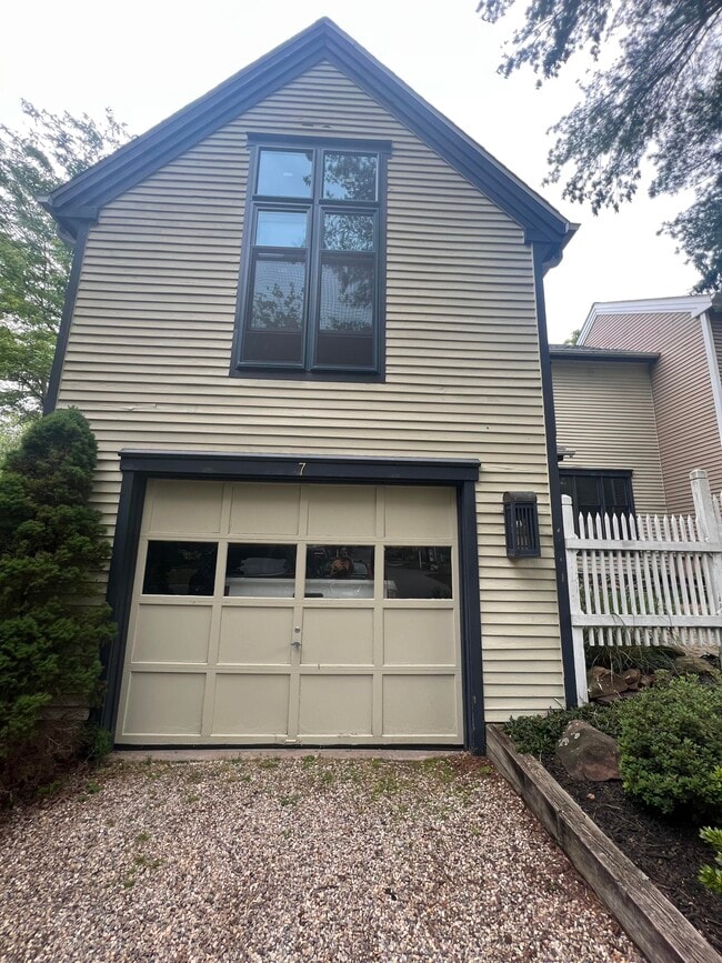 7 Farm Dr in Farmington, CT - Building Photo - Building Photo