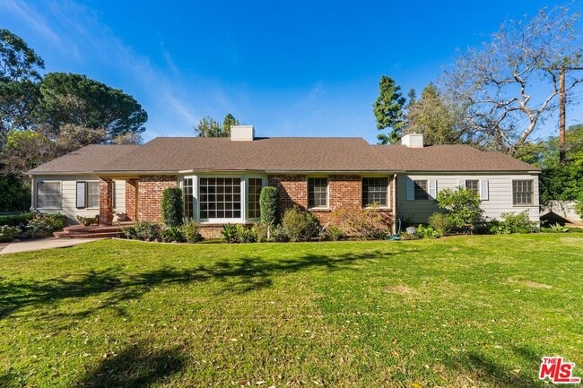 17117 Weddington St in Los Angeles, CA - Building Photo - Building Photo