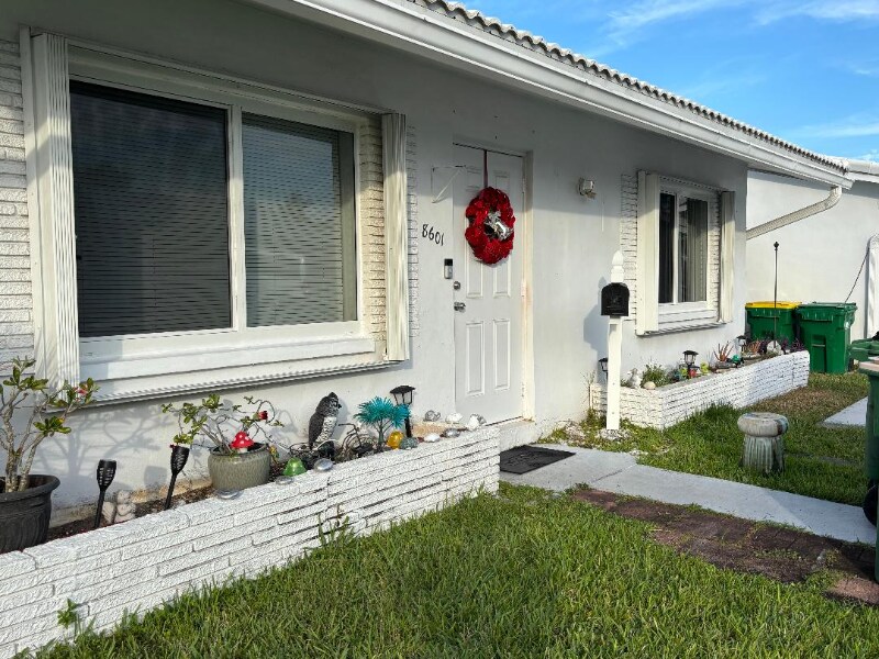 8601 NW 59th St in Tamarac, FL - Foto de edificio