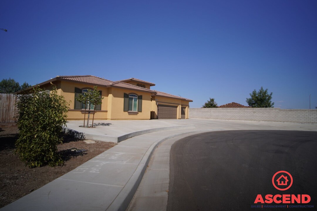 8904 Costa Blanca Dr in Bakersfield, CA - Building Photo