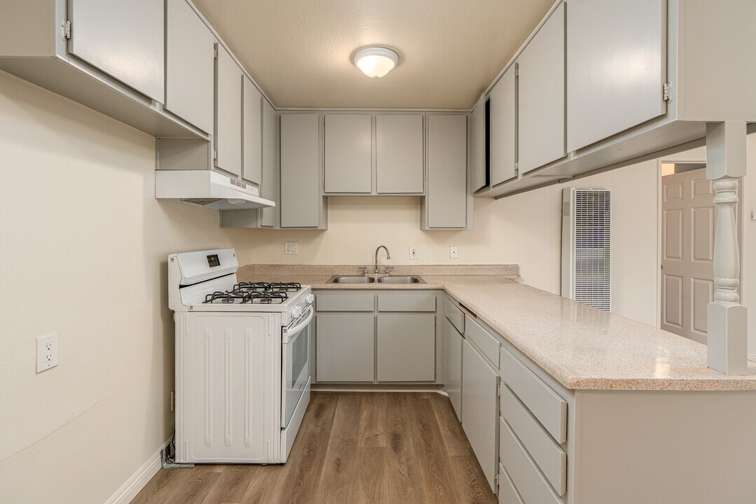 10210 Mountair Ave in Tujunga, CA - Building Photo