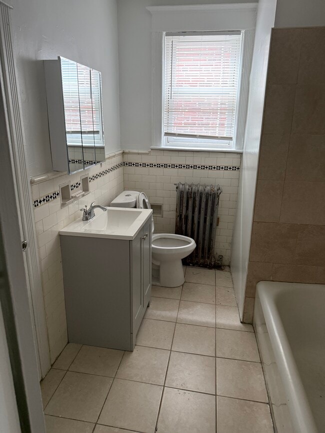 5048 Gainor Rd, Unit 2 in Philadelphia, PA - Foto de edificio - Building Photo