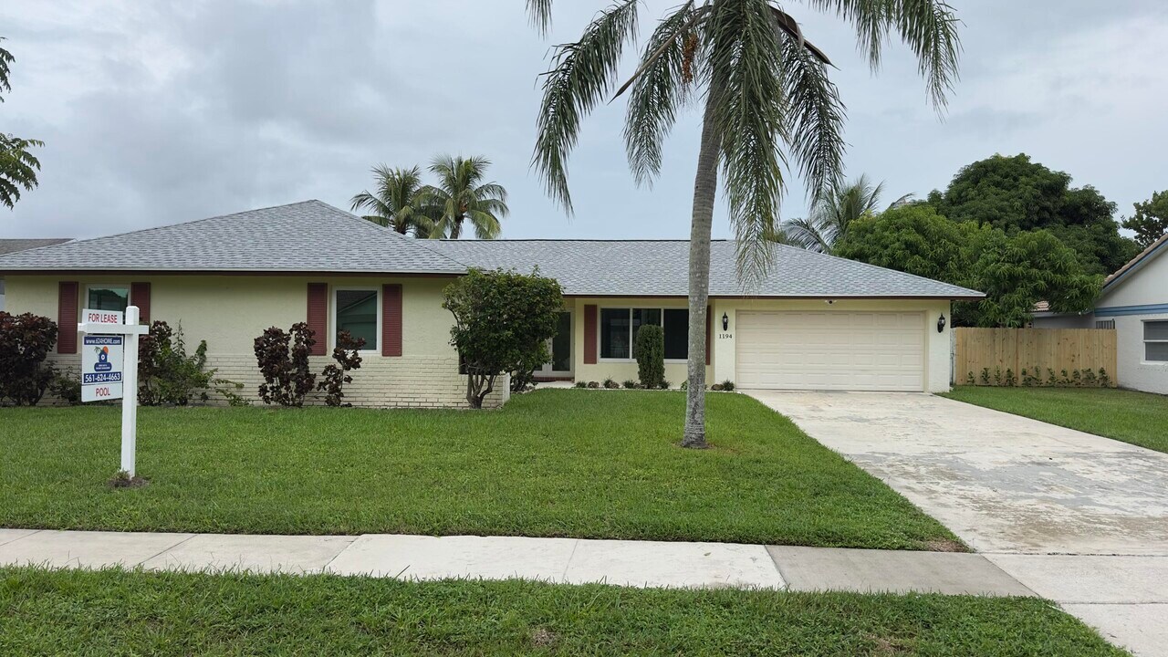 1194 Belmore Terrace in Wellington, FL - Building Photo