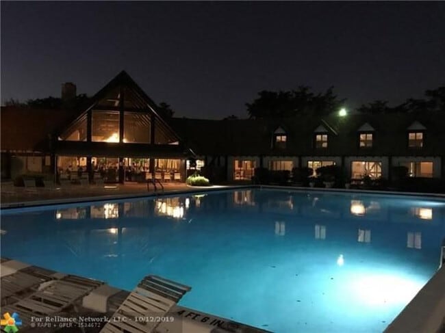 3660 Inverrary Dr in Lauderhill, FL - Building Photo - Building Photo