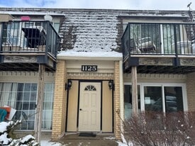 1125 Pleasant Run Dr in Wheeling, IL - Building Photo