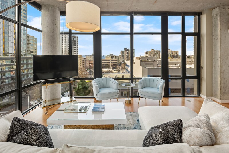 2720 3rd Ave in Seattle, WA - Foto de edificio