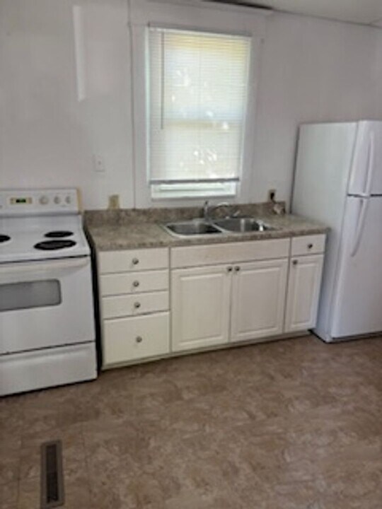 211 Clay St in Waterloo, IA - Building Photo