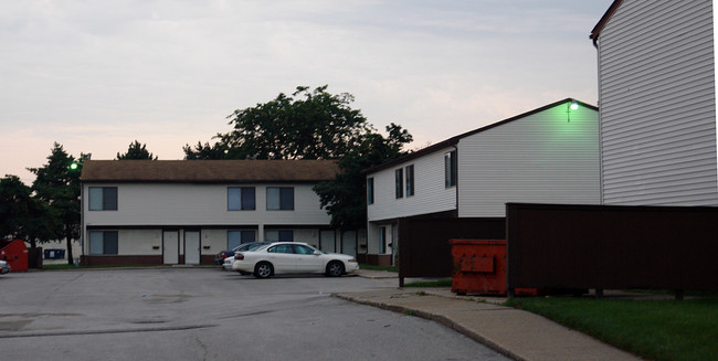 Highland Manor Apartments in Moline, IL - Building Photo - Building Photo