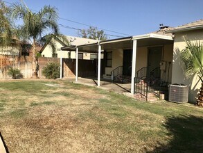 2513 Manor St in Bakersfield, CA - Foto de edificio - Building Photo