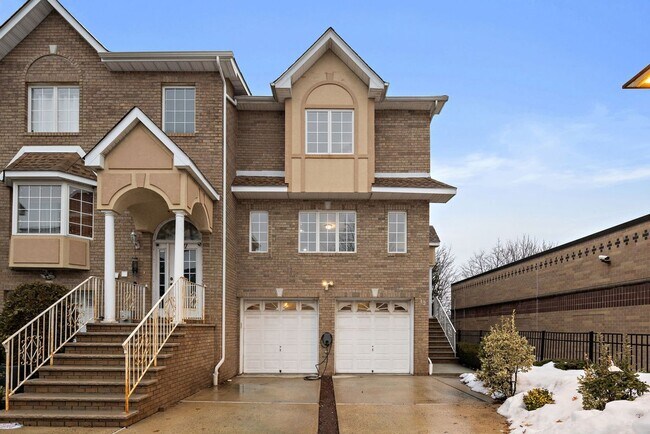 12 Liberty Ct. in Secaucus, NJ - Foto de edificio - Building Photo