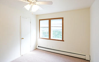 Riverview Oaks Apartments in Des Moines, IA - Building Photo - Interior Photo