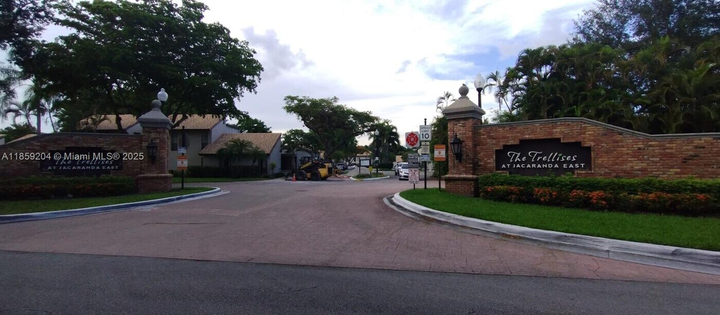 9719 N New River Canal Rd in Plantation, FL - Building Photo