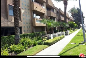 19009 Sherman Way in Los Angeles, CA - Building Photo