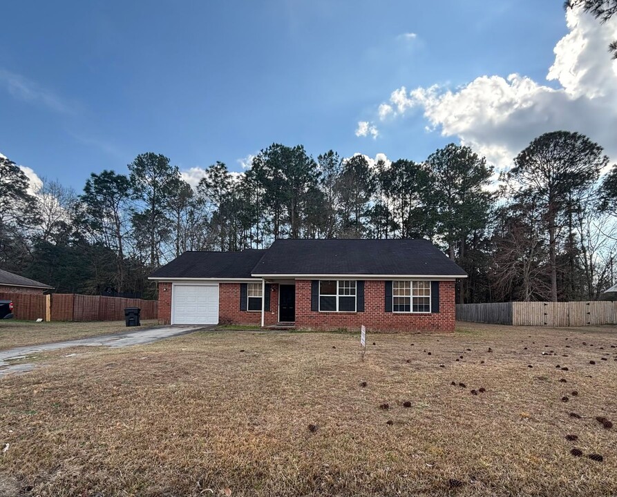 300 McCumber Dr in Allenhurst, GA - Building Photo