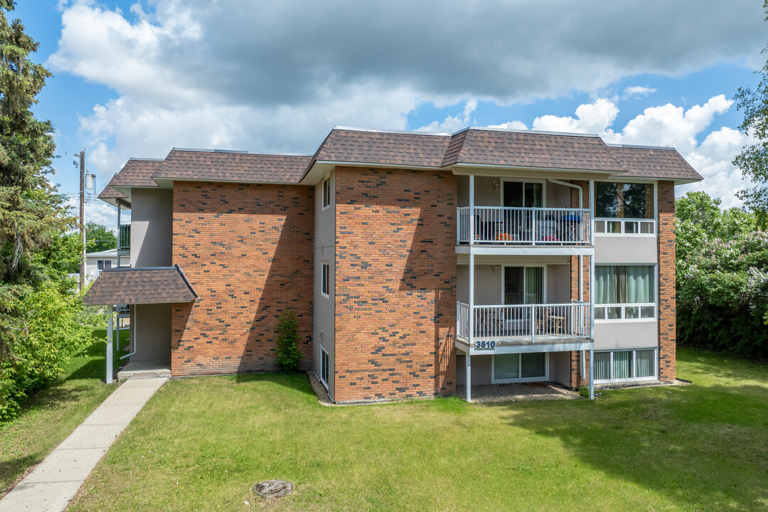 3810 47 St in Red Deer, AB - Building Photo