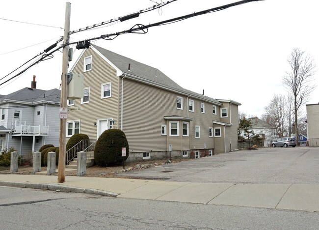 36 Cherry St in Waltham, MA - Foto de edificio - Building Photo