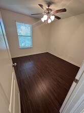 210 S Tesch St in Bellville, TX - Foto de edificio - Building Photo