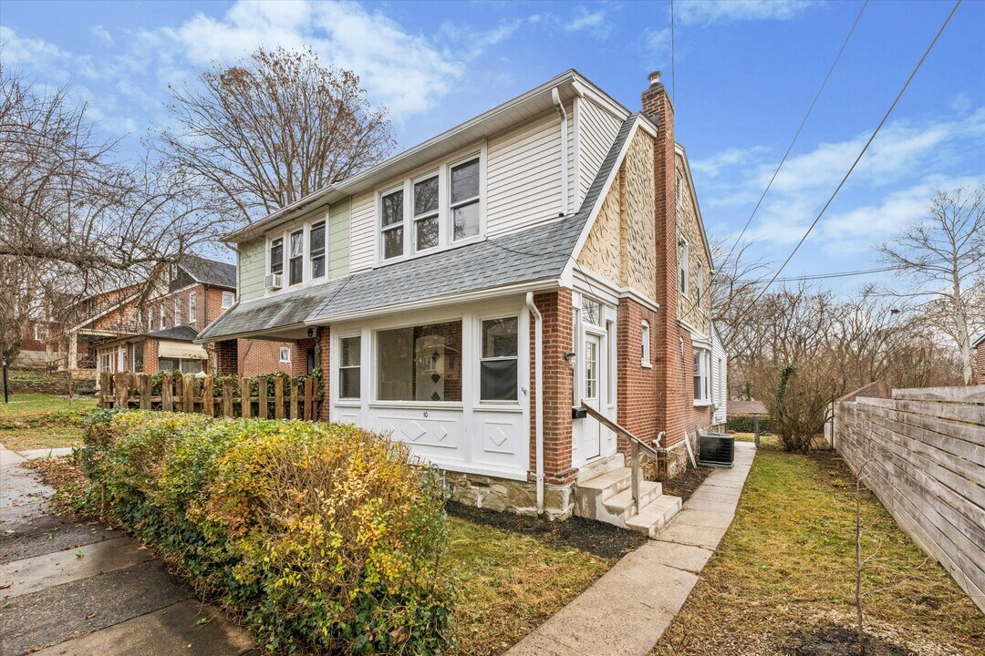 10 W Jefferson St in Media, PA - Foto de edificio