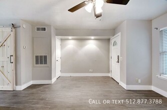 903 W Village Ln in Austin, TX - Building Photo - Building Photo