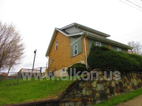 302 W Virginia Ave in Munhall, PA - Building Photo - Building Photo