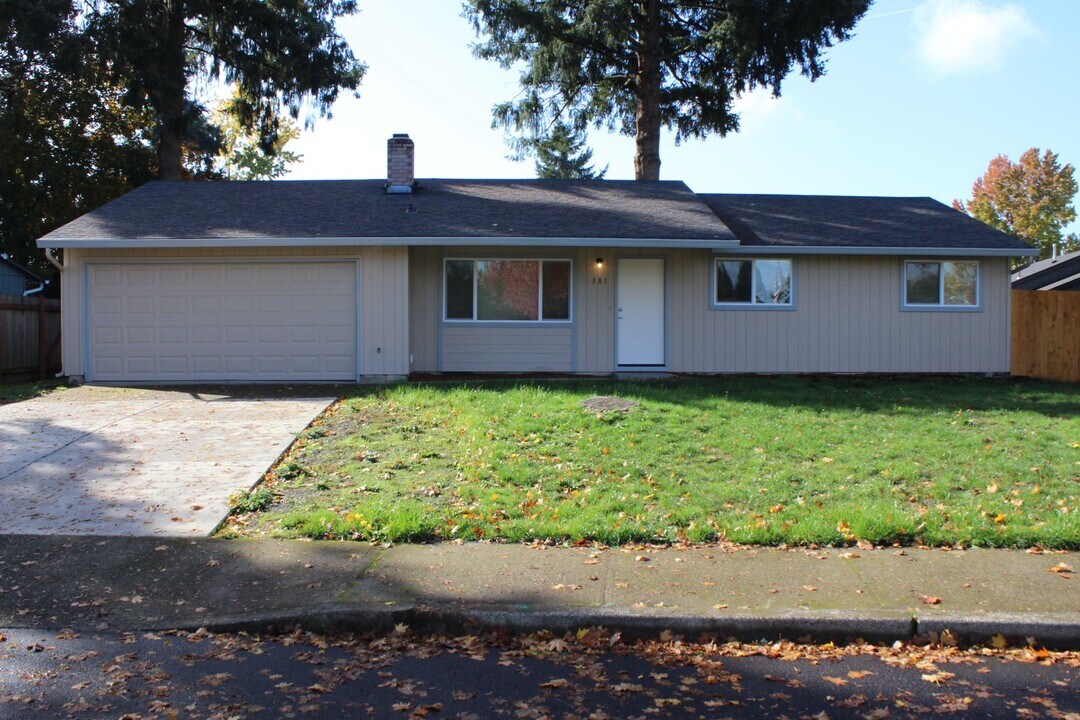 381 SE 39th Ave in Hillsboro, OR - Building Photo