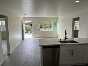 5059 63rd St in San Diego, CA - Foto de edificio - Building Photo