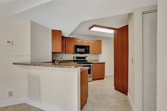 8891 Wiles Rd, Unit 102 in Coral Springs, FL - Building Photo - Building Photo