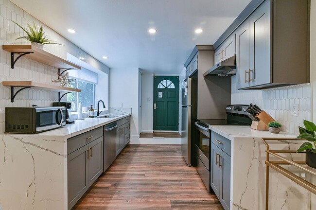 823 Nob Hill Ave N in Seattle, WA - Foto de edificio - Building Photo