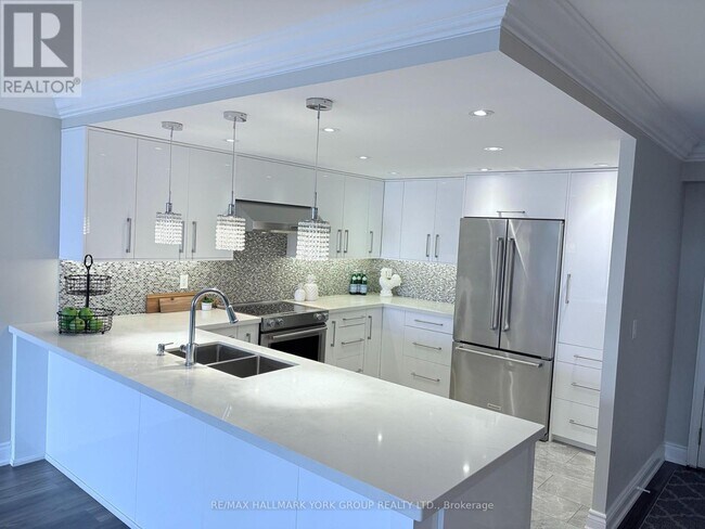 100 Observatory Ln in Richmond Hill, ON - Building Photo - Building Photo