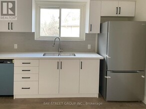 517 Harris Ct in Whitby, ON - Building Photo - Building Photo