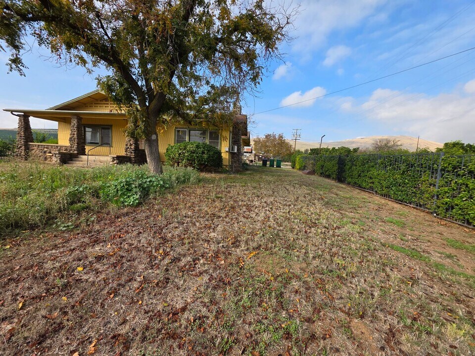 35793 Millwood Dr in Woodlake, CA - Building Photo