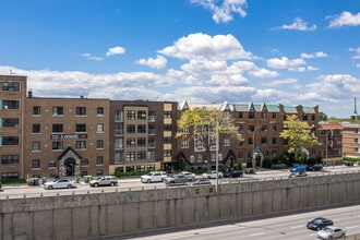 4594-4598 Décarie Boul in Montréal, QC - Building Photo - Building Photo