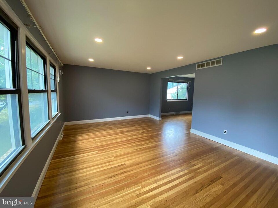 1 Niamoa Dr in Cherry Hill Township, NJ - Building Photo