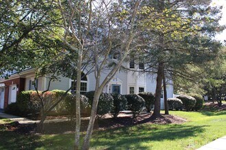 2 Jade Ct in Franklin Township, NJ - Building Photo - Building Photo