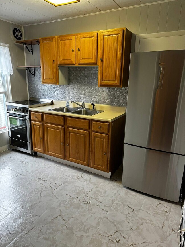 220 N James St, Unit Apartment #2 in Carthage, NY - Foto de edificio - Building Photo