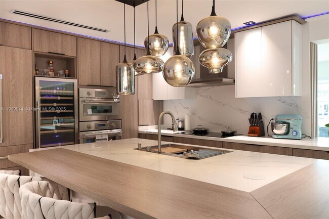 2537 SE 10th Ct in Pompano Beach, FL - Foto de edificio - Building Photo