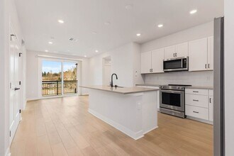 6901 NE 184th Ln in Kenmore, WA - Building Photo - Building Photo