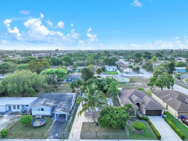 115 NW 28th Ave in Fort Lauderdale, FL - Foto de edificio - Building Photo