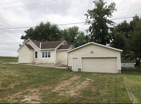 205 S 1st St in Eagle, NE - Building Photo