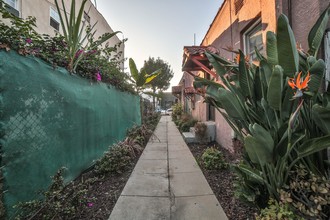 1036 N Heliotrope Dr in Los Angeles, CA - Building Photo - Building Photo