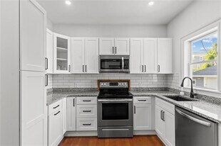 15 1/2 Bayview Ave in Newport, RI - Building Photo