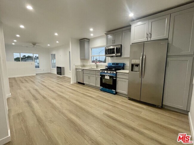 property at 908 S Oak St