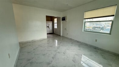 832 NW 10th St in Hallandale Beach, FL - Foto de edificio - Building Photo