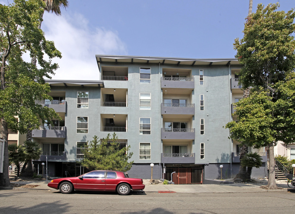 Fontana Lee East Apartments in Oakland, CA - Building Photo