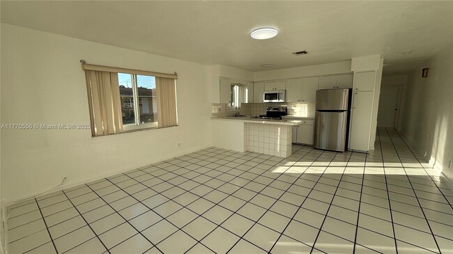 327 NE 1st St, Unit 1 in Hallandale Beach, FL - Foto de edificio - Building Photo