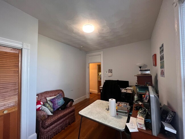 235 Highland Ave, Unit 2 in Somerville, MA - Foto de edificio - Building Photo