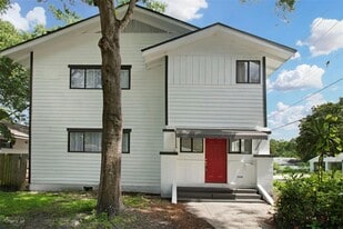 1024 E Crenshaw St, Unit H136 in Tampa, FL - Building Photo