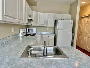291 Silver Brook Rd in Orange, CT - Building Photo - Building Photo