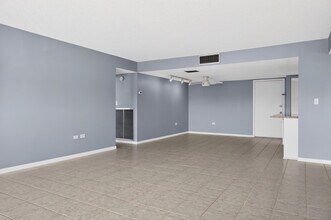 500 Treasure Island Causeway, Unit 504 in Treasure Island, FL - Foto de edificio - Building Photo